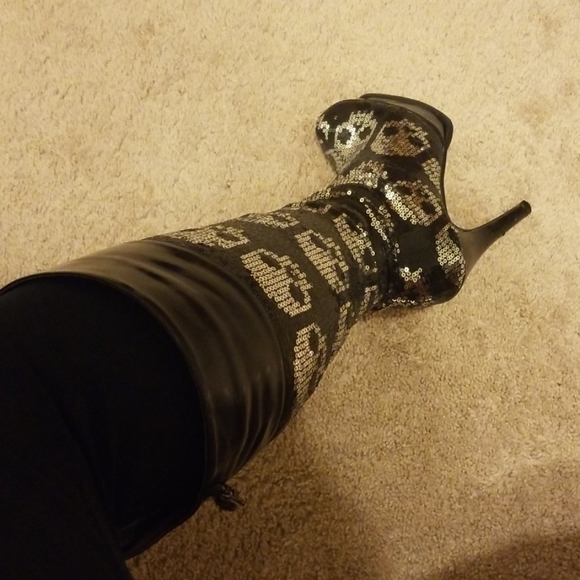 SOLD Women's Iron Fist Sequin Skull Boots HTF - Picture 8 of 9